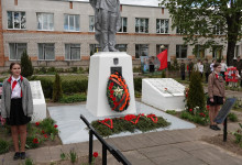 Каля помніка салдату