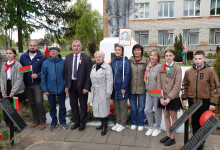 Каля помніка