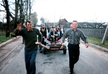 вязуць хросных на вазу па вёсцы