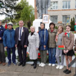 Каля помніка салдату